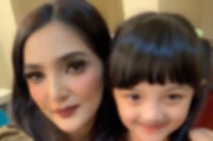 Arsy bersama ibunya, Ashanty.