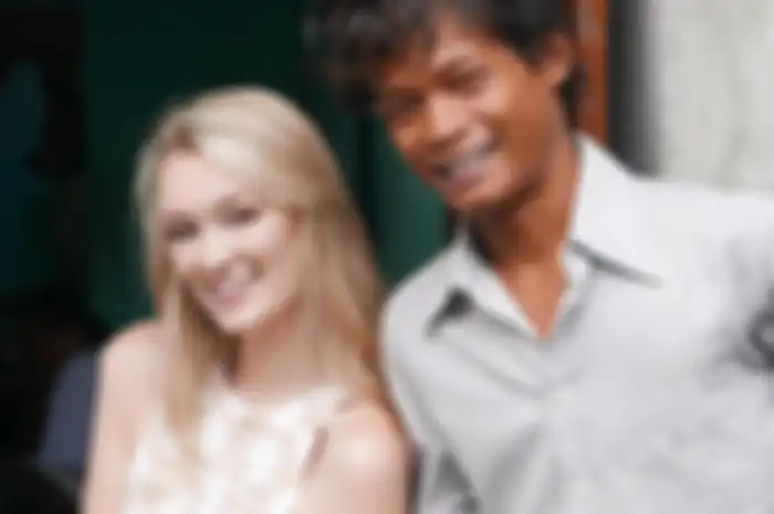 Pasangan Polly Alexandria Robinson dan Karna Radheya/Nur 
