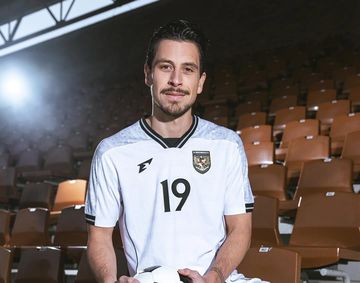 Thom Haye dengan jersi tandang Timnas Indonesia terbaru
