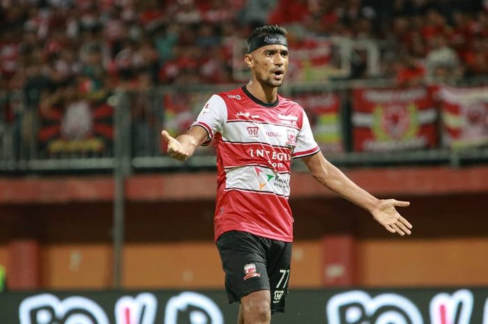 Gelandang Madura United, Bruno Matos, saat membela timnya melawan Barito Putera pada pekan pertama Shopee Liga 1 2020.