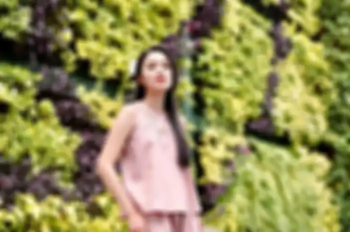 OOTD serba pink ala Sandra Dewi.