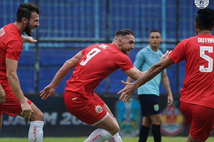 Marko Simic melakukan selebrasi setelah mencetak gol ke gawang Persela Lamongan dalam Piala Gubernur Jatim 2020 di Stadion Kanjuruhan, Malang, Selasa (11/2/2020).