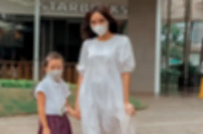 Penampilan Gempi memang selalu menyita perhatian netizen. Baju sekolah anak Gading Marten memicu komentar. 