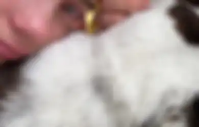 Sedih! Billie Eilish Tangisi Kematian Anjingnya yang Sudah 15 Tahun Bersama