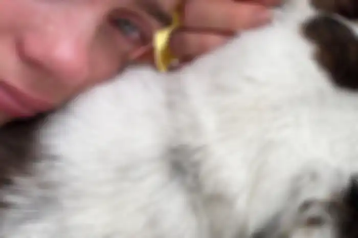 Billie Eilish menangisi anjingnya yang meninggal