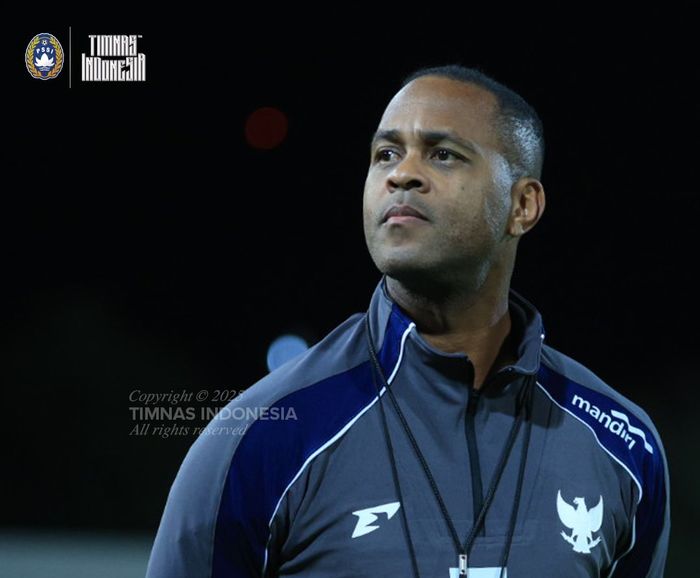Pelatih timnas Indonesia, Patrick Kluivert memantau langsung latihan perdana Skuad Garuda di Sydney, Selasa (18/3/2025).