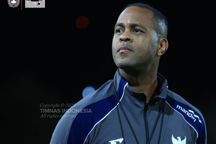 Pelatih timnas Indonesia, Patrick Kluivert memantau langsung latihan perdana Skuad Garuda di Sydney, Selasa (18/3/2025).