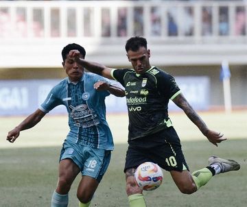 Suasana duel pekan ke-18 Liga 1 2024/2025 antara PSBS Biak vs Persib Bandung