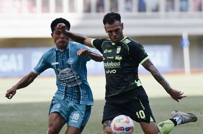 Suasana duel pekan ke-18 Liga 1 2024/2025 antara PSBS Biak vs Persib Bandung