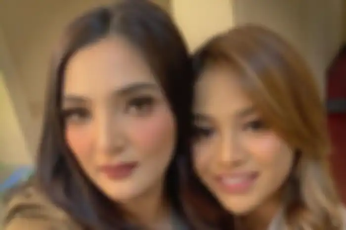 Didandani Fashion Stylist, Aurel Hermansyah dan Ashanty Kompak Pakai Setelan Putih Bak Kembar!