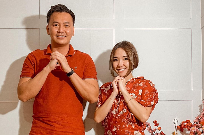 Dalam foto Gisel pamer baju lawas Wijin itu, ibunda Gempi bicara isi hatinya di Tahun Baru Imlek. Tampang kekasihnya malah bikin salfok.
