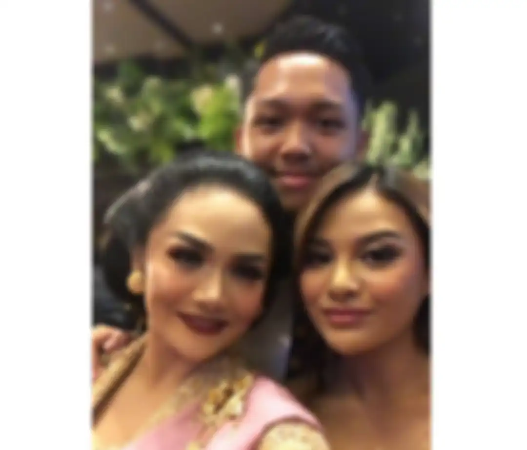 Krisdayanti, Aurel dan Azriel tampak selfie bersama