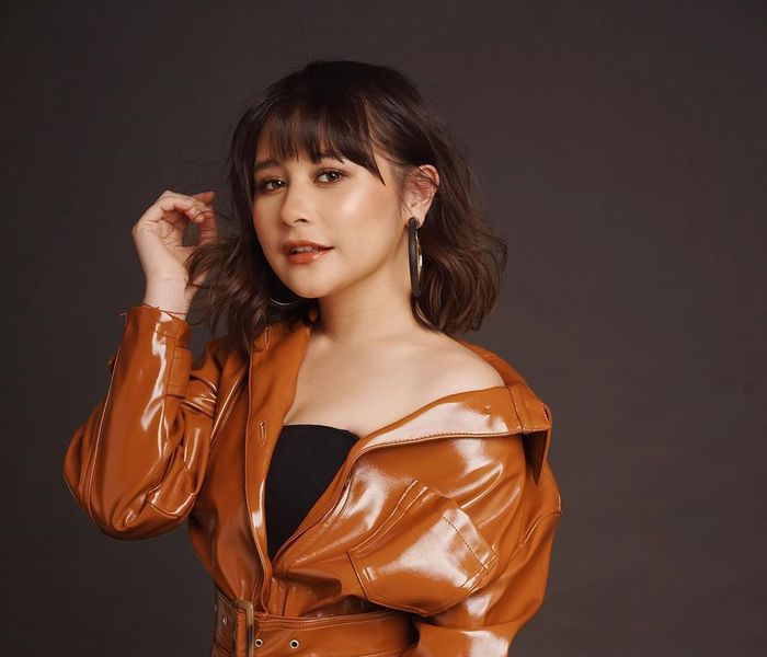 Model rambut textured blunt bob