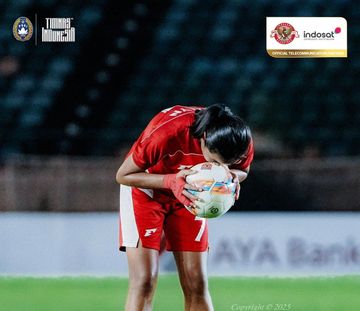 Aksi pemain timnas putri U-20 Indonesia, Jezlyn Kayla saat melawan Turkmenistan di Kualifikasi Piala Asia U-20 Putri 2026 di Thuwunna Stadium, Yangon, Myanmar pada Minggu (10/8/2025).