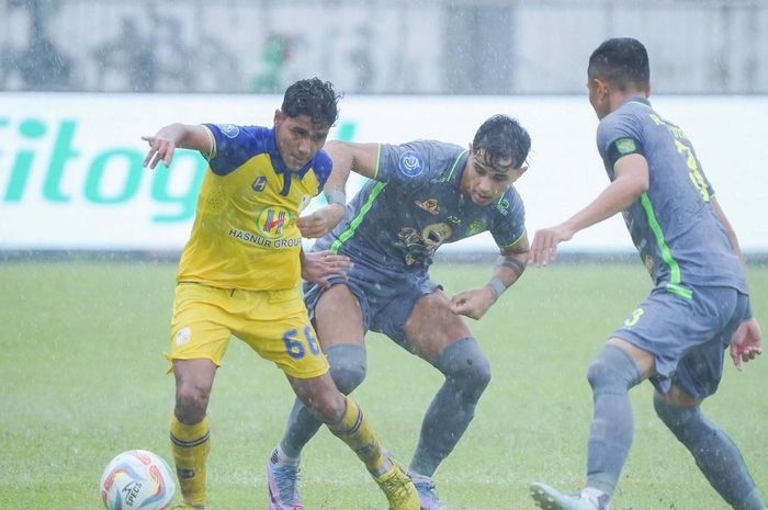 Duel pemain Barito Putera dan Persebaya Surabaya pada pekan ke-19 Liga 1 2023/2024.