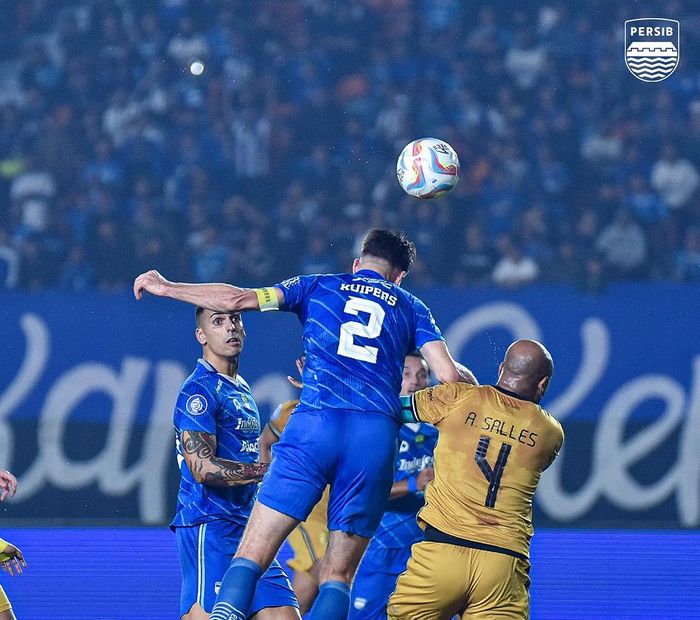 Bek Persib Bandung, Nick Kuipers, duel udara dengan pemain Bhayangkara FC Anderson Salles pada pekan ke-30 Liga 1 2023/2024 di Stadion Si Jalak Harupat, Bandung, Kamis (28/3/2024).