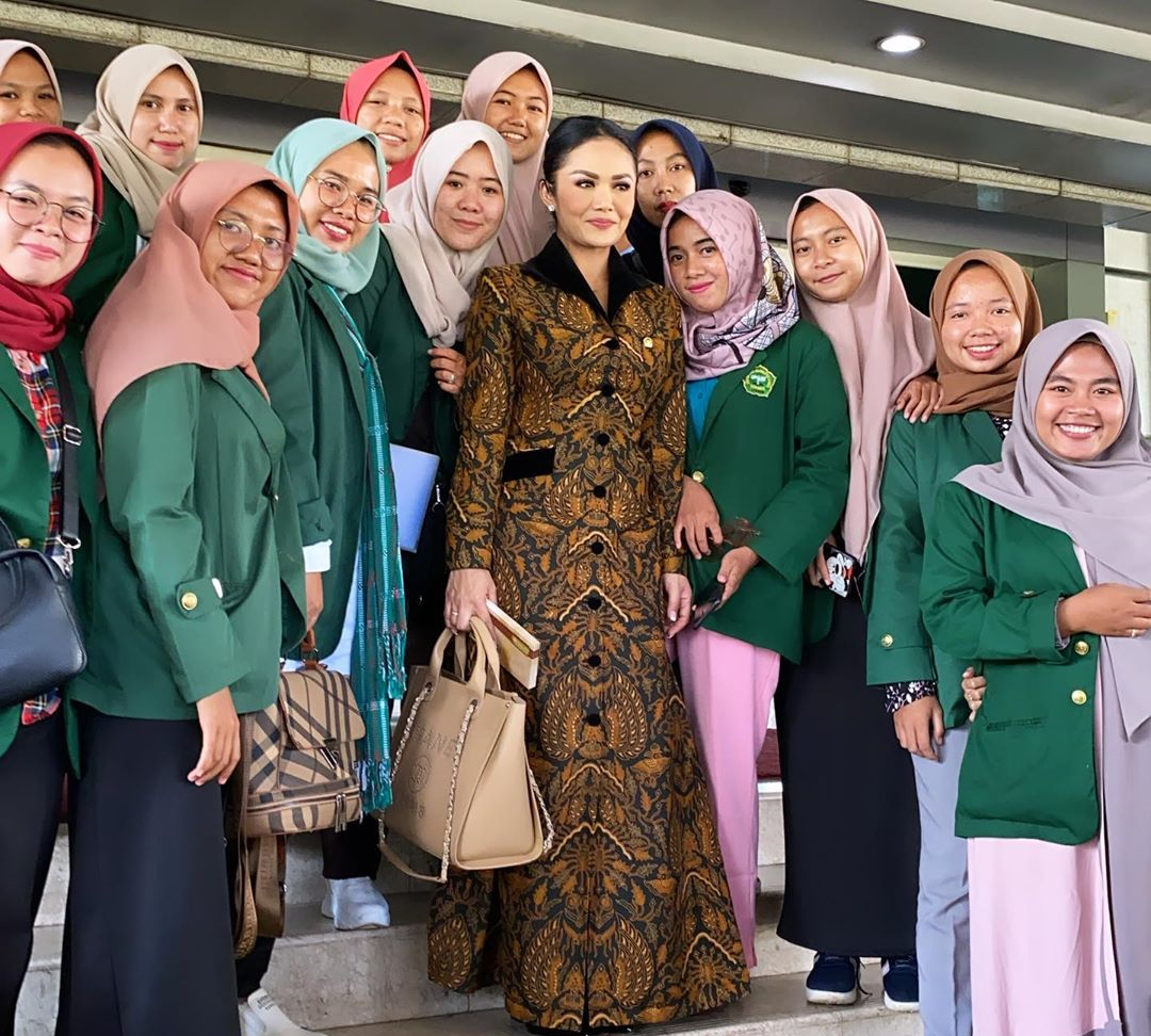 Penampilan anggun dan elegan Krisdayanti foto bersama para mahasiswi saat rapat anggota DPR kenakan dress batik klasik yang jadi sorotan netizen di media sosial