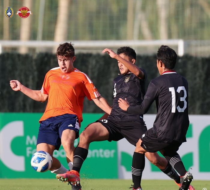 Pemain Timnas U-20 Indonesia saat menghadapi Valerenga Football U-20 dengan skor 0-4, di Marbella Football Center, Spanyol pada Selasa (22/11/2022).