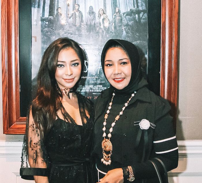 Bak Sosialita Berkelas, Yuk Intip Gaya Ibunda Nikita Willy! Tak Kalah dari Anaknya!