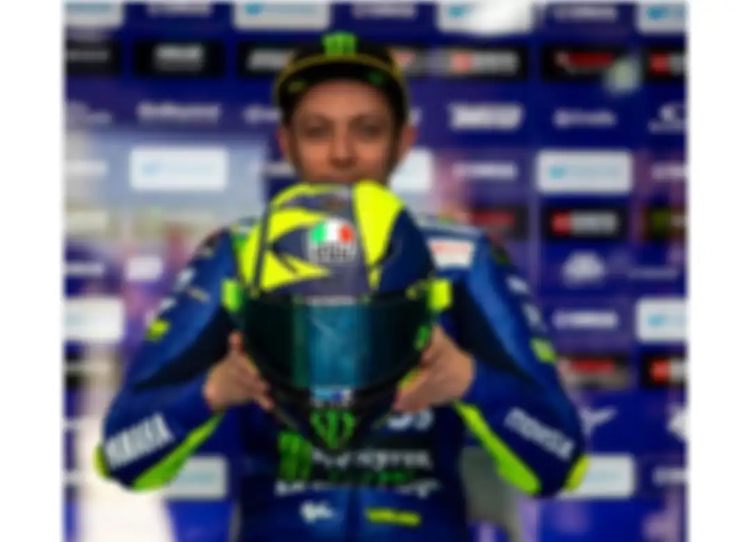 Valentino Rossi bersama helmnya
