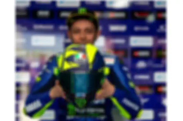 Valentino Rossi bersama helmnya