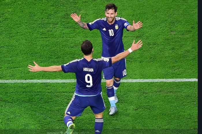 Lionel Messi merayakan gol bersama Gonzalo Higuain di timnas Argentina.