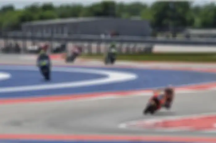 Ini momen Valentino Rossi keluar trek saat bertarung dengan Johann Zarco di MotoGP Amerika 2017 dan dianggap mendapat keuntungan karena memotong tikungan