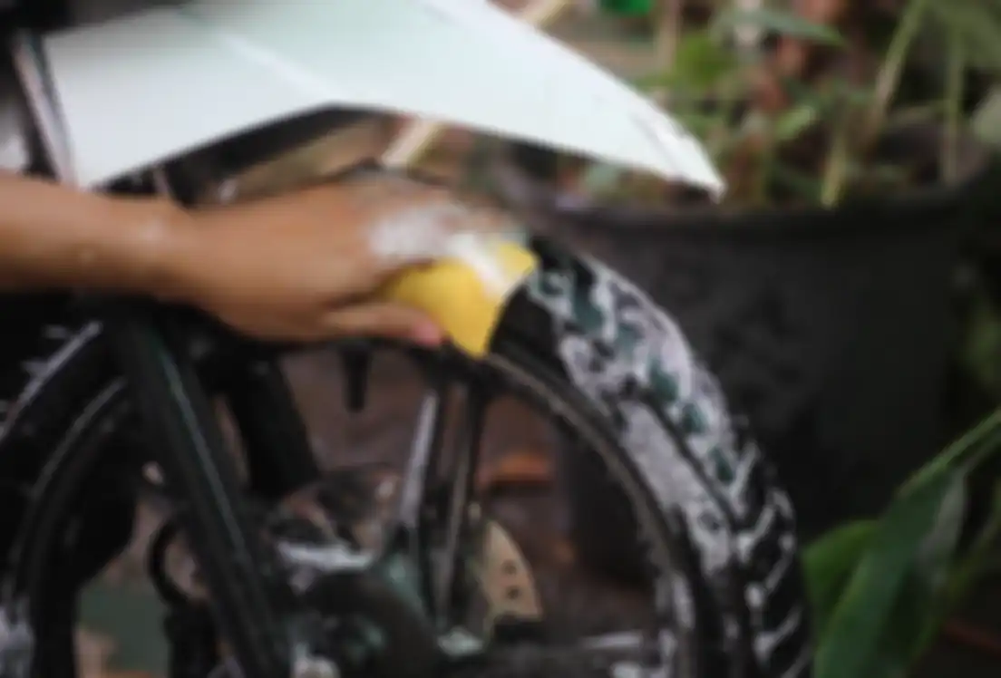 Sambil mencuci ban motor bisa sekalian mengecek apakah ada kerikil yang menyangkut di alur ban motor.