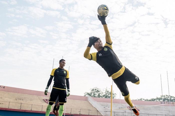 Penjaga gawang Persebaya Surabaya, Miswar Saputra, menepis bola dalam sesi latihan jelang lawan Bhayangkara FC di Stadion Gelora Delta, Sidoarjo, pada Rabu (28/8/2019) pagi WIB.