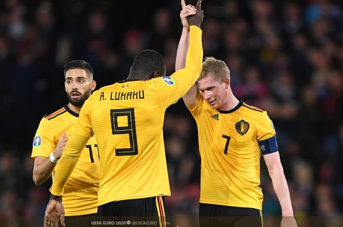 Gelandang timnas Belgia, Kevin De Bruyne (kanan), melakukan selebrasi dengan Romelu Lukaku dalam laga Grup I Kualifikasi Euro 2020 melawan timnas Skotlandia di Stadion Hampden Park, Glasgow, Senin (9/9/2019).