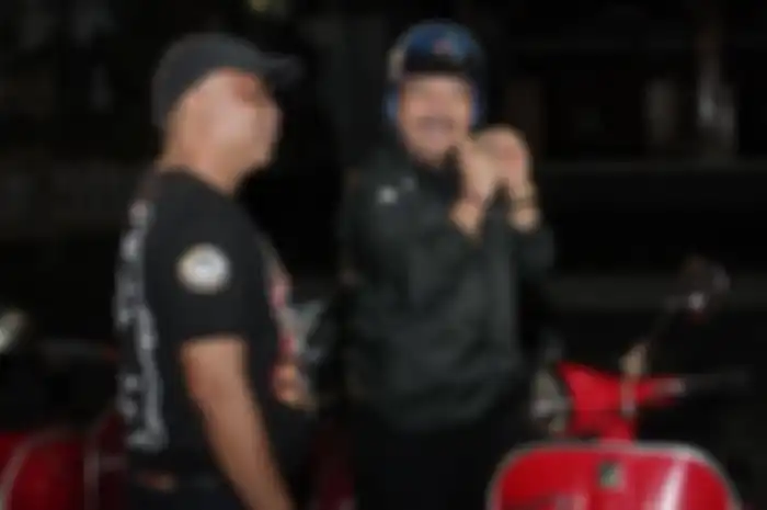 Wakil Gubernur Bali, Tjokorda Oka Artha Ardhana Sukawati dan Vespa klasik warna merah yang dikendara