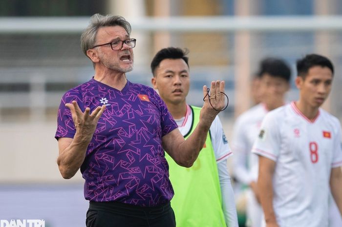 Pelatih Vietnam Philippe Troussier marah-marah saat menggelar latihan untuk menghadapi Timnas Indonesia di Stadion Nasional My Dinh, Hanoi, 26 Maret 2024.