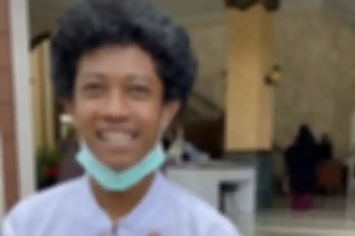 Foto anak muda mengenakan pakaian muslim sedang menyambut tamu yang datang ke masjid As Sa'adah Ciater Subang.