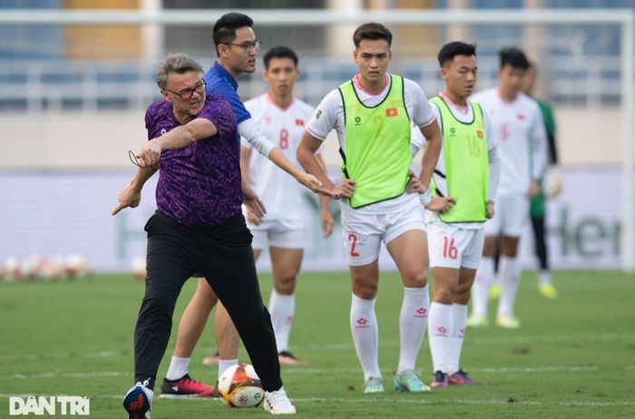 Suasana sesi latihan resmi Timnas Vietnam yang menegangkan di Stadion Nasional My Dinh, Hanoi, 25 Maret 2024. 