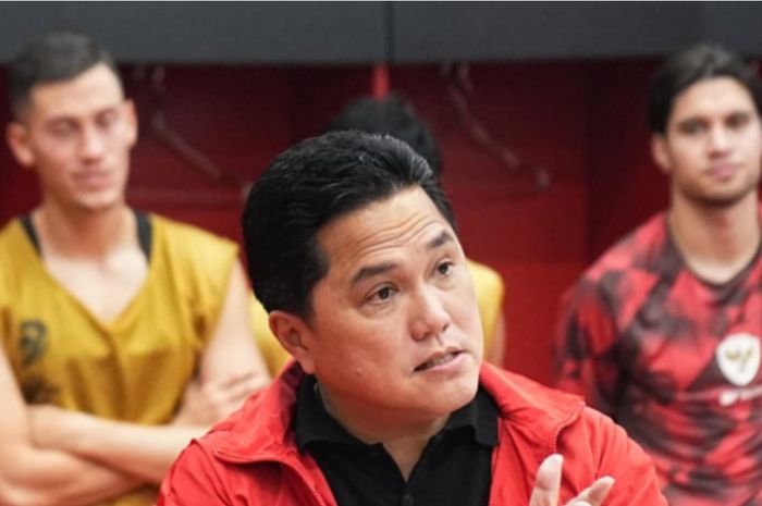 Erick Thohir berbicara di depan para pemain dan pelatih Timnas Indonesia di ruang ganti Stadion Utama Gelora Bung Karno, Jakarta, Jumat (15/11/2024), seusai dihajar Jepang 4-0 dalam laga kelima Grup C putaran keempat Kualifikasi Piala Dunia 2026 zona Asia.