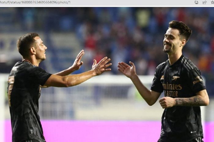 Gelandang Arsenal, Fabio VIeira (kanan), merayakan gol bersama Cedric Soares usai menjebol gawang Olympique Lyon pada laga Dubai Super Cup di Al Maktoum Stadium, Kamis (8/12/2022).