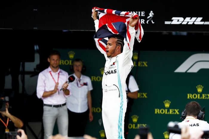 Selebrasi Lewis Hamilton (Mercedes) sesaat setelah memenangi balapan F1 GP Inggris 2019, Minggu (14/7/2019)