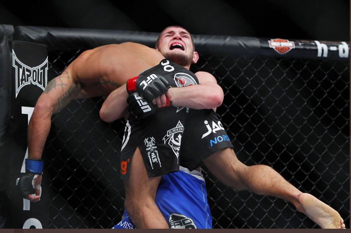 Eks jagoan UFC, Khabib Nurmagomedov (celana biru) menjadikan Abel Trujillo seperti mainan pada delapan tahun silam (25/5/2013).