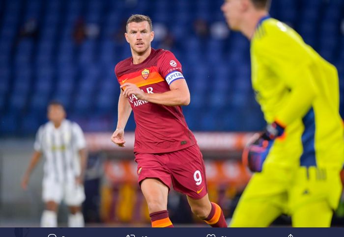 Striker AS Roma, Edin Dzeko, dalam laga melawan Juventus di Liga Italia, Minggu (27/9/2020) di Stadion Olimpico Roma.