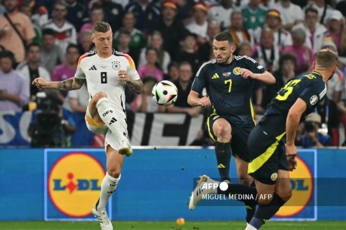 Gelandang Timnas Jerman, Toni Kroos, beraksi dalam laga melawan Skotlandia di EURO 2024, Jumat (14/6/2024) di Muenchen. 