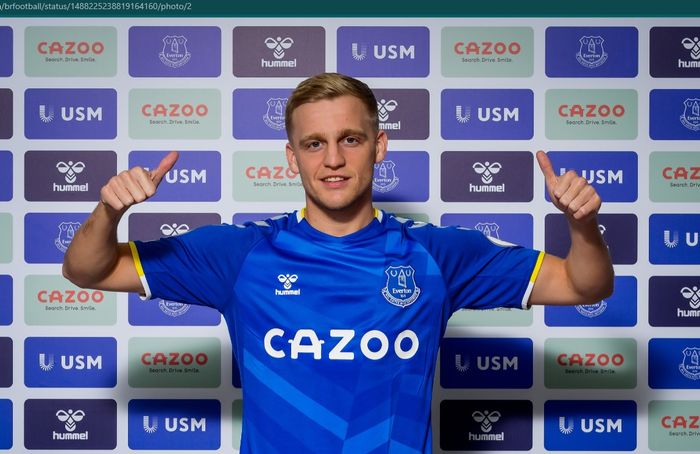 Gelandang tengah pinjaman Manchester United, Donny van de Beek, resmi berlabuh ke Everton.