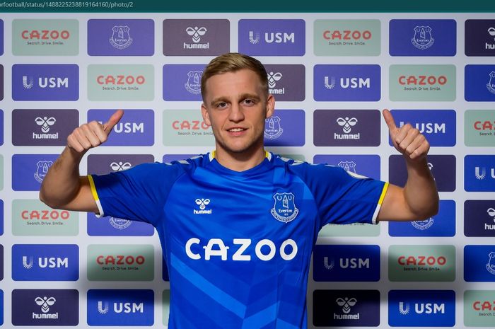 Gelandang tengah pinjaman Manchester United, Donny van de Beek, resmi berlabuh ke Everton.