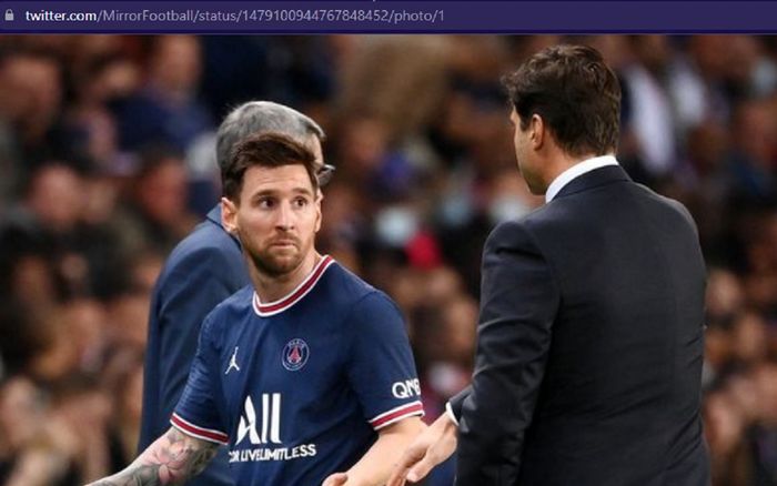 Megabintang Paris Saint-Germain, Lionel Messi (kiri), saat digantikan sang pelatih, Mauricio Pochettino. 