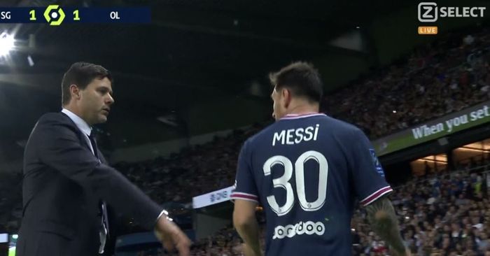 Pelatih Paris Saint-Germain, Mauricio Pochettino, berbicara dengan Lionel Messi dalam laga Liga Prancis kontra Olympique Lyon di Stadion Parc des Princes, Minggu (19/9/2021).