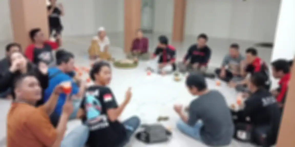Buka puasa bersama dengan anak yatim piatu,ustad Abdul Rohman sesepuh Desa Mekar Sari Rumpin Bogor