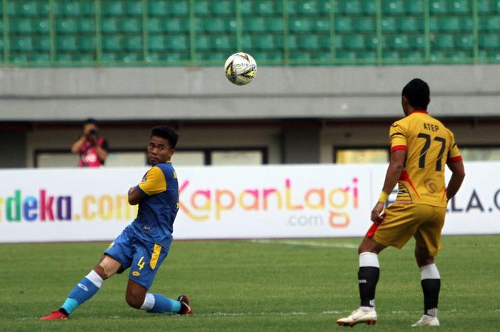 Aksi Nurhidayat Haji Haris yang memperkuat Bhayangkara FC pada laga kontra Mitra Kukar, di Stadion Patriot Chandrabhaga, Kota Bekasi, Senin (11/3/2019). 