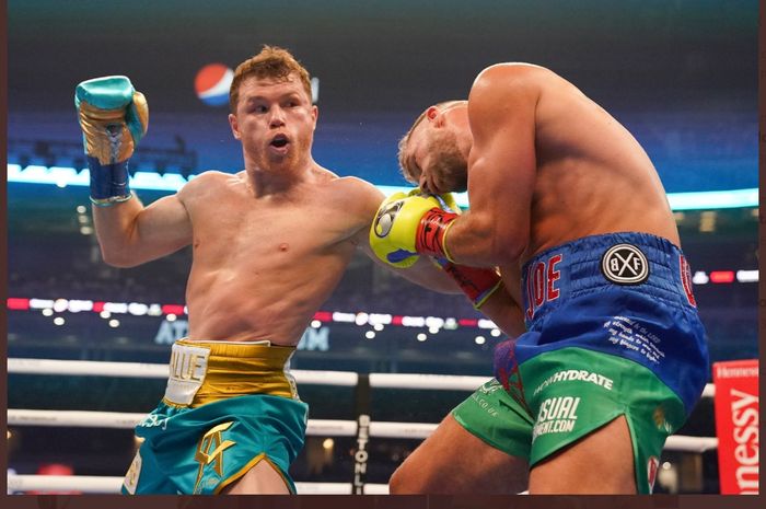 Canelo Alvarez saat mengalahkan Billy Joe Saunders dalam laga tinju kelas menengah super, Minggu (9/5/2021) WIB di Texas. 