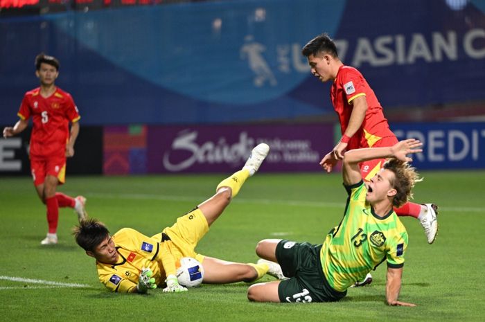 Kiper Timnas U-17 Vietnam Hoa Xuan Tin kelabakan menangkap bola saat melawan Australia dalam laga pertama Grup B Piala Asia U-17 2025.
