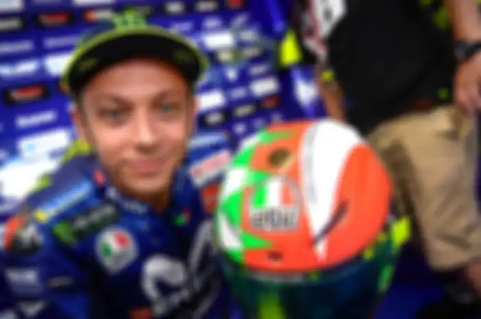 Valentino Rossi dengan bangga menunjukkan desain livery baru helm balapnya yang khusus dipakai untuk