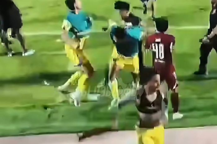 Pemain Persib Bandung, Achmad Jufriyanto, ditendang oleh suporter PSM Makassar